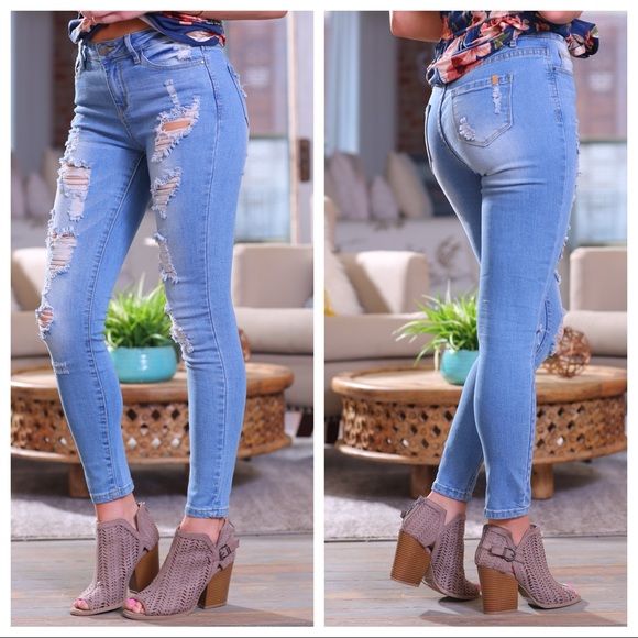 ✨LAST PAIR✨Light denim distressed skinny jeans - Picture 3 of 6